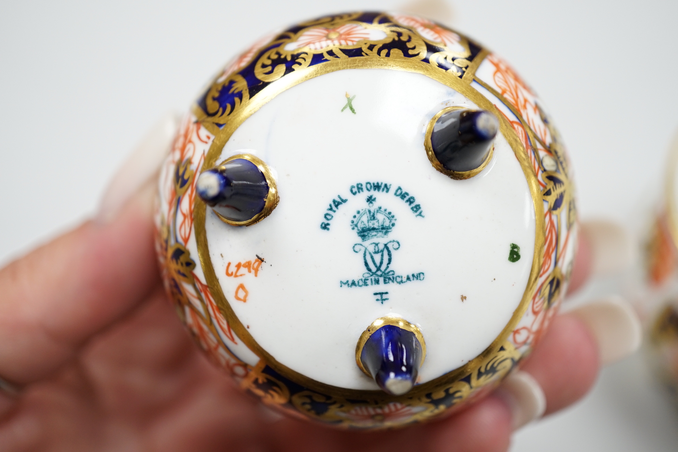20th century Derby miniature wares in Imari patterns including a mug, a sauceboat, a cauldron, a large cauldron and a spoon warmer